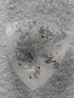 Singleton Plume Agate 1554 : Ultra delicate plumes and in an almost Gray.