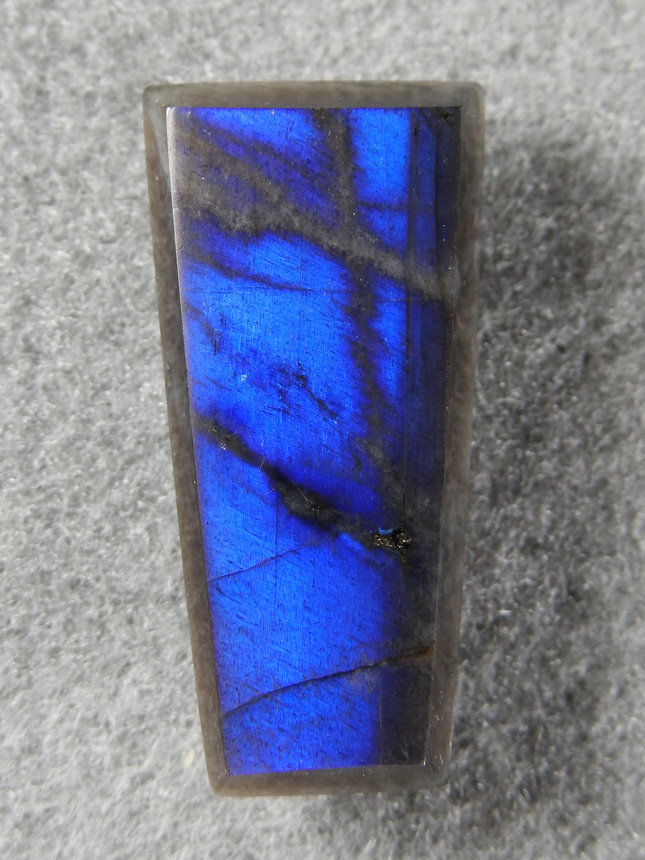 Labradorite 1700 : Top notch Labradorite with neon blue flash.