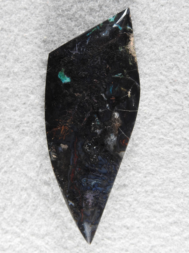 Native Copper in Agate 1793 : A Black Agate with Chrysocolla areas and native copper wires.