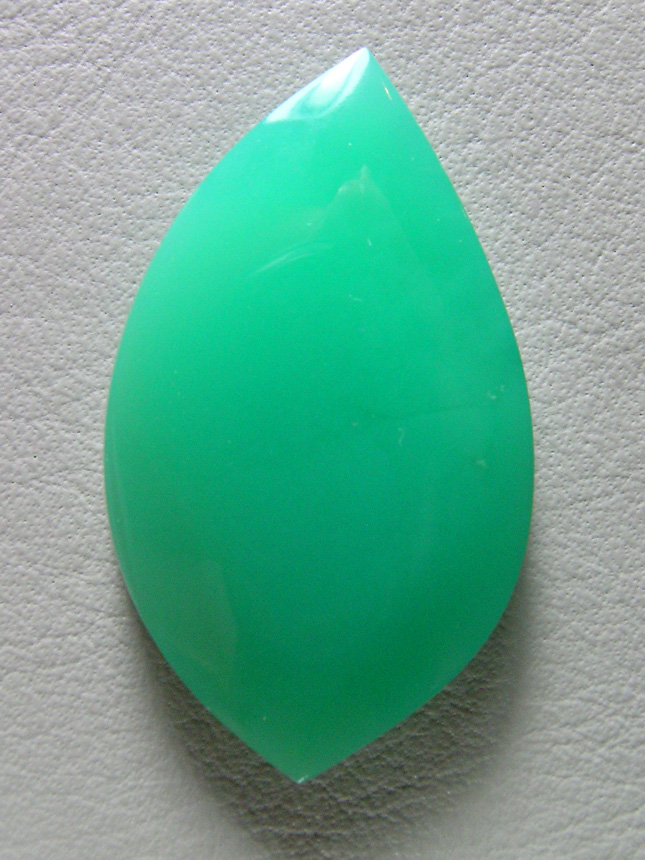 Chrysoprase 497  :  Gem Chrysoprase is so pleasing to look at.  Thye color makes friends easilly.  A nice and gemmy little cab of top grade material.