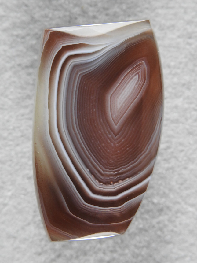 Botswana Agate 1935 : Translucent Amber Agate and White Opal Banding set of this stone. very gemmy.