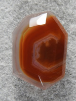 Coyamito Agate 1473 : A cross section of an aragonite pseudomorph.  Cut the geometric to follow the lines. Gemmy Red and Clear.