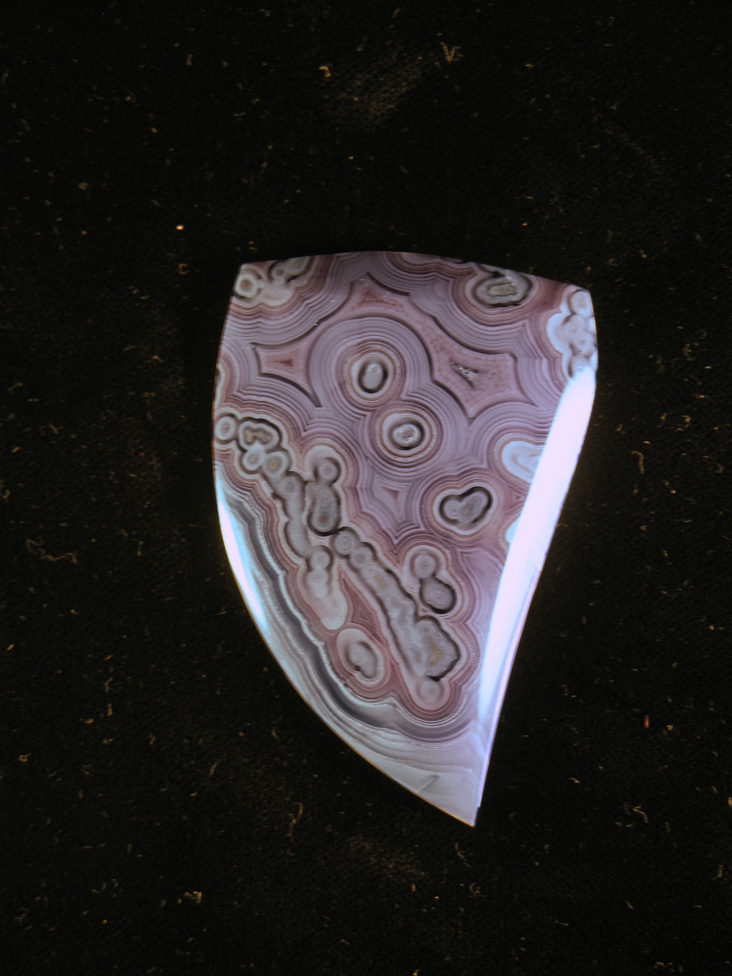 traded Coyamito Agate 285T  :      Look at this color and these patterns with fortifications, shadows, tubes etc.  This chunk of Coyamito was expensive but wow what one of a kind collector cabs.