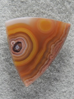 Laguna Agate 1486 : A triangle of nice bright bands in this Laguna.
