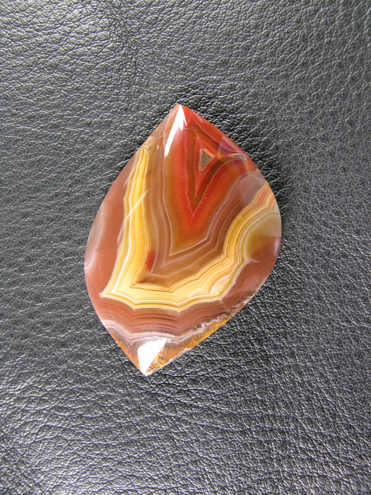Traded Laguna Agate 108T  :  Yet another beauty in vibrant colors and finish.