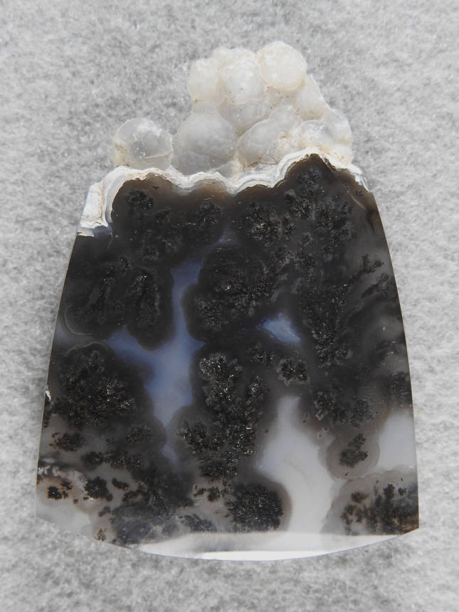 Singleton Plume Agate 2017 : I left the natural bubbly topto grave this stone that just screams to be made into a pendant.
