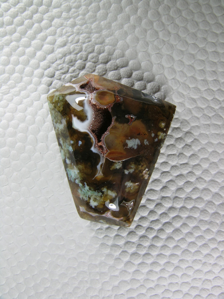 Horse Canyon Plume Agate 703  :  A pretty little Green Plume in Black Translucent Agate and a small Crystal vug.