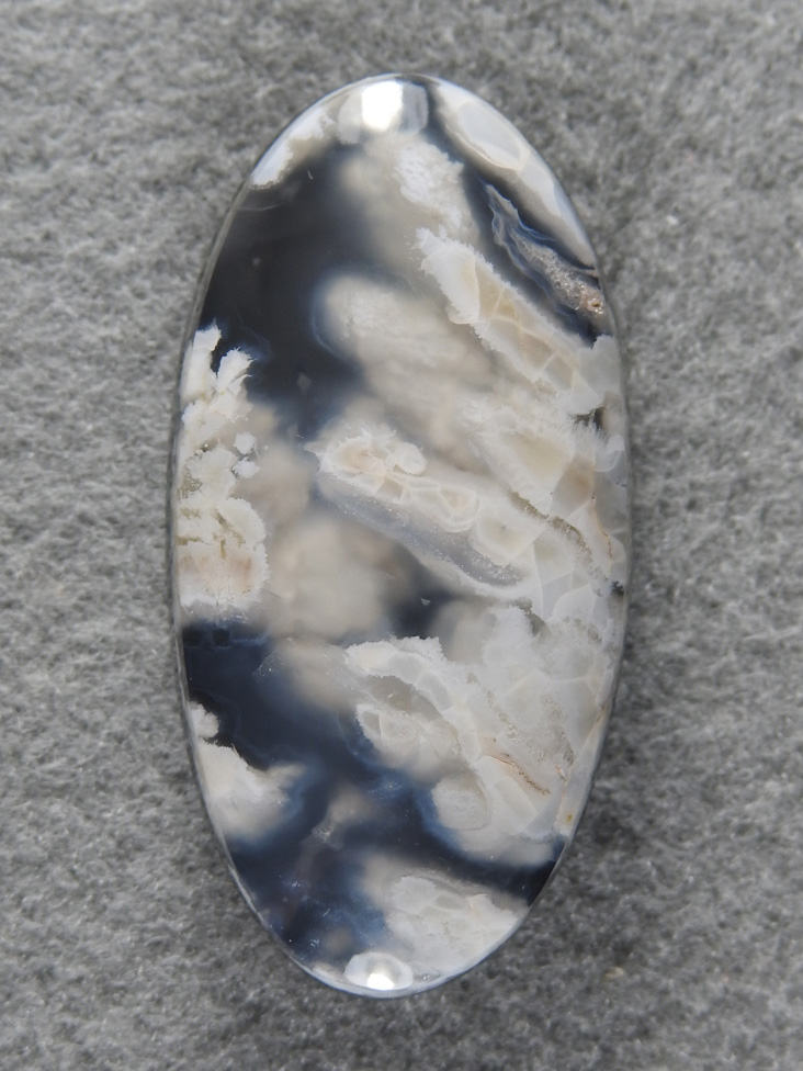 Icicle Agate 1674 : Icicle Plume from the orginal deposit backed with Mojave Basenite. The contrast in these is great.