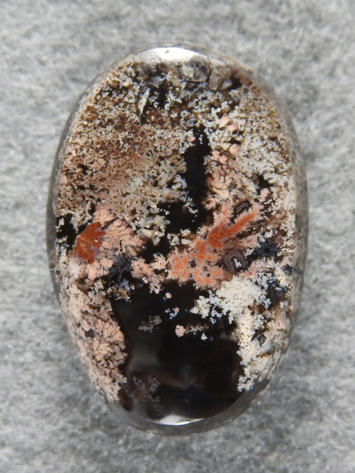 Singleton Bouquet Agate 1590 : A variety of plumes on the Black agate background.