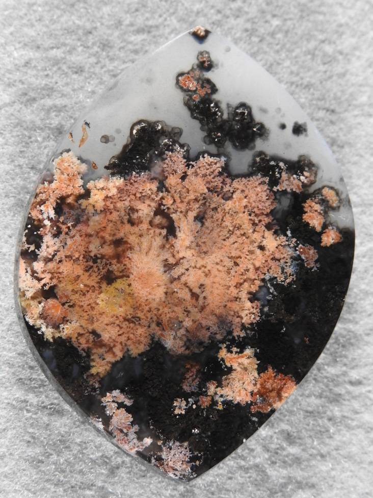 Singleton Bouquet Agate 1594 : Okay Singleton Bouquet in a very large cab with the lighter sprays framed by the black.