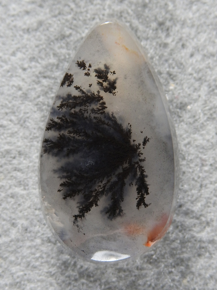 Singleton Plume Agate 1563 : A very precise Singleton Plume against the clear Agate teardrop.