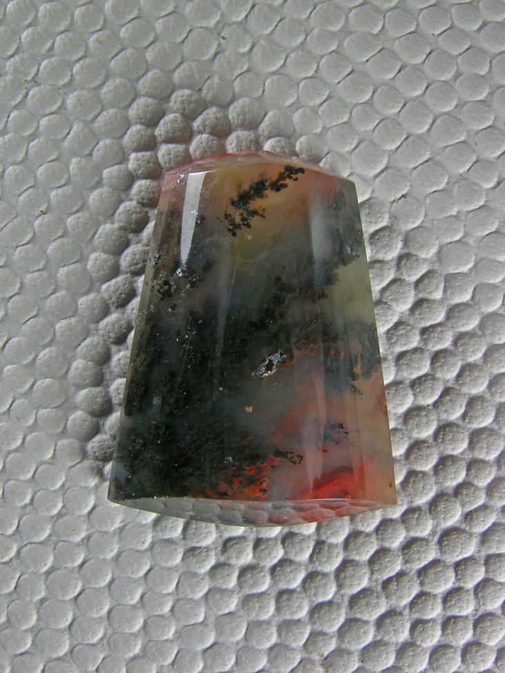 Walker Ranch Plume 482  :  A nice bell shaped cab with Black and Red Plumes coming thru a Yellow Agate base.